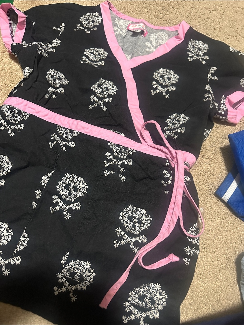Women’s koi pink and skulls size xs scrub top